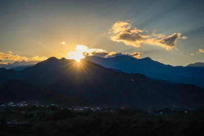 雪覆盖的山脉在蓝天白天
